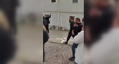 İzmir Bayraklı Şehir Hastanesi inşaatında çalışan işçiler, 3 aylık birikmiş ücretlerinin ödenmediği gerekçesiyle iş bıraktı