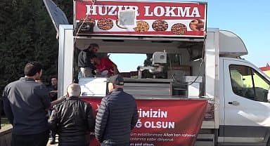 İzmir Büyükşehir Belediyesi şehitler için helva ve lokma dağıttı