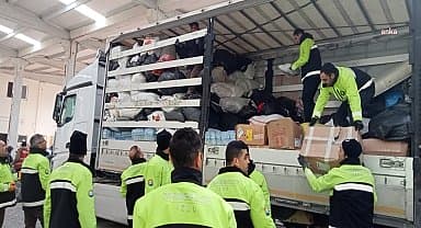 İzmir'den Hatay'a kırtasiye seti, bot ve mont desteği