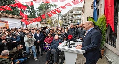 İzmir'in 24 saat yaşayan 100. yıl kitap kafe ve kütüphanesi açıldı
