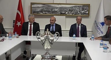 İzmir'in Avrupa şampiyonu takımı kupayı Başkan Soyer'e teslim etti