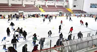 İzmirli kadınlar 2 Ocak'ta buz pistinde