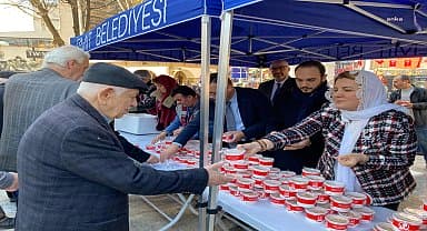 İzmit Belediyesi 12 şehit için Mevlid-i Şerif okutup helva dağıttı 