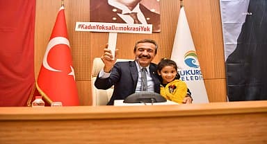Kadınlar, Çukurova Belediye Meclisi Toplantısına sloganlarla girdi, temsilde eşitlik istedi