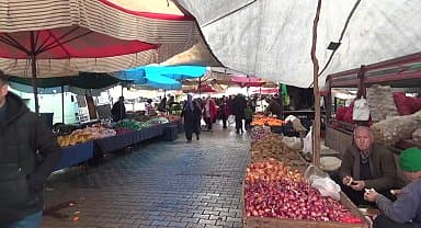 Kadirlili Semt Pazarı esnafı: "Müşteri yokluğundan dolayı mandalina 5 lira. Şu an kurtarmıyor ama mecbur öyle veriyoruz"
