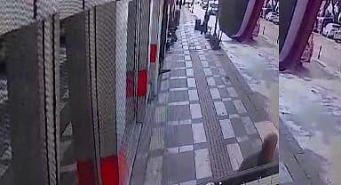 Kamyonun çarparak düşürdüğü tabelanın altında kalan işçi ölümden döndü