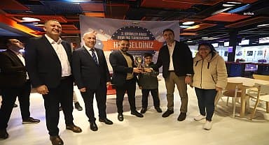 Kartal Belediyesi Bowling Turnuvası'nda şampiyonlar kupalarını Başkan Yüksel'in elinden aldı