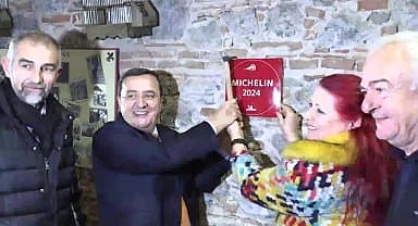 Konaklı esnafın Michelin plaketini başkan Batur astı
