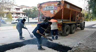 Kuşadası Belediyesi kentte onarım çalışmalarına devam ediyor