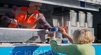Kuşadası Belediyesi'nden sıcak çorba ikramı