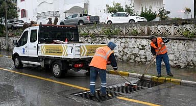 Kuşadası Belediyesi sağanağın neden olabileceği olumsuzluklara karşı tüm ekipleriyle sahada
