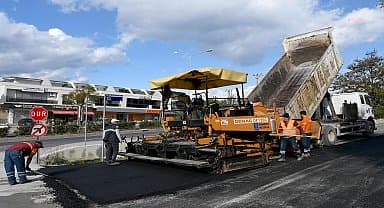 Kuşadası'nda sıcak asfalt seferberliği Bayraklıdede Mahallesi ile sürüyor