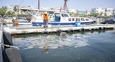 Mersin Büyükşehir ekipleri, denizi mikroplastikten arındırıyor