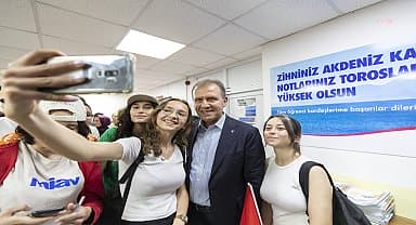Mersin Büyükşehir, öğrenim yardımı ile üniversitelilere desteğini sürdürüyor