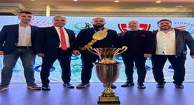 Muratpaşa Belediye Başkanı Ümit Uysal kupa töreninde