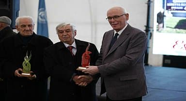 Odunpazarı Belediyesi'nden 5 mahalleye halı saha
