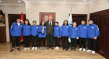 Odunpazarı'nın şampiyon atletleri, Başkan Kazım Kurt'u ziyaret etti