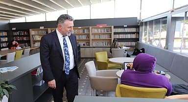 Öğretmen başkandan Bayraklı'ya 6 kitap kafe