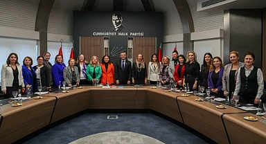 Özgür Özel, CHP Kadın Kolları MYK üyeleri ile bir araya geldi