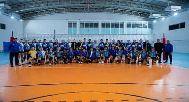 Seyhanlı kadın voleybolculara Başkan Akay'dan ziyaret