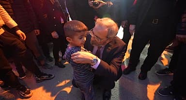 Tarsus Belediye Başkanı Dr. Haluk Bozdoğan, talihsiz kaza geçiren çocuğa ilk müdahaleyi yaptı