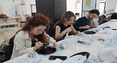Tepebaşı'nda atık kağıtlardan el emeği yılbaşı hediyeleri