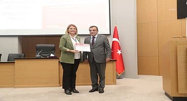 TMMOB'dan kent sempozyumuna katkılarından dolayı Başkan Hürriyet'e teşekkür belgesi