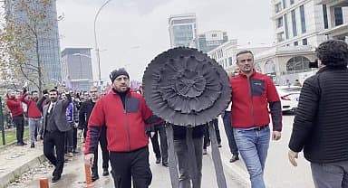 Türk Metal Sendikası Bursa Şubeleri, uzlaşma sağlayamadığı MESS önüne siyah çelenk bıraktı: "zafere ulaşmadan dönmeyeceğiz"