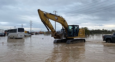Yalova'da dere taştı, ev ve sokakları su bastı