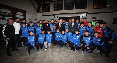 Yenimahalle Belediye Başkanı Yaşar, kupayı çocuklarla kaldırdı