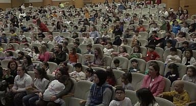 Yenişehirli çocuklar tiyatro oyunuyla hem eğlendi hem de atık yönetimi öğrendi