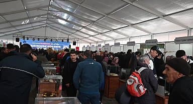 Yozgat'ta düzenlenen gastronomi günlerinde vatandaşlar, ikram edilen yemekler için uzun kuyruklar oluşturdu