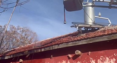 Aksaray'da evi yanan kadın: "Yangın sobadan çıkmış. Isınmıyor evlerimiz. Devlet bize yardımcı olsun"