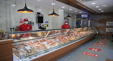 Antalya Büyükşehir'in Serik'teki 'Halk Et' mağazasına yoğun ilgi