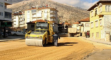 Antalya Elmalı'da sıcak asfalt çalışmaları sürüyor