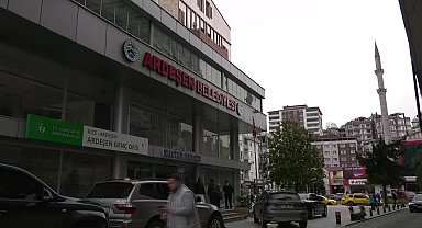 Ardeşen Belediyesi'nde çalışan işçi, sosyal medyada yapılan bir paylaşıma yorum yaptığı için işten atıldı. İşçi belediyeye açtığı işe iade davasını kazanmasına karşın işe başlatılmadı
