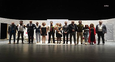 Bilecik Belediyesi tiyatro oyuncularının performansı ayakta alkışlandı
