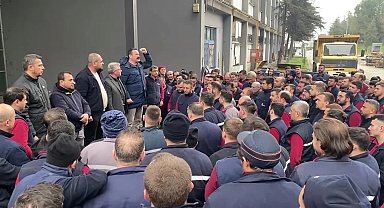 Bilecik'te Birleşik Metal İş Sendikası'na üye işçiler, MESS ile imzalanan toplu iş sözleşmesini coşkuyla karşıladı