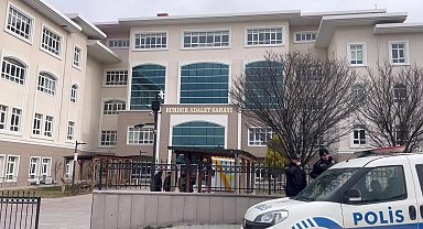 Burdur'da ölüme sebebiyet verdiği iddiasıyla 2 polisin yargılanmasına devam edildi, aileler arasında tartışma yaşandı