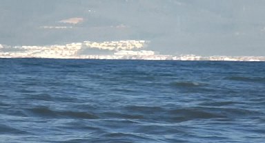 Burhaniye'de etkili olan lodos hayatı olumsuz etkiledi, kabaran deniz suyu caddeyi bastı
