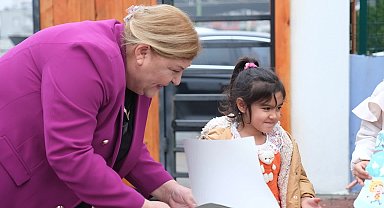 Ceyhan Belediye Başkanı Hülya Erdem, yarıyıl tatili öncesi çocukların karne sevincine ortak oldu