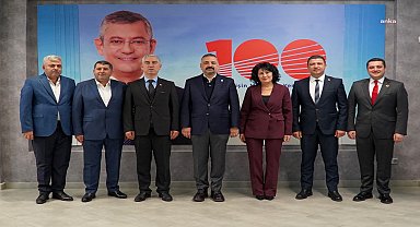 CHP İzmir İl Başkanı Şenol Aslanoğlu, adaylığı açıklanan 6 ilçe belediye başkan adayı ile seçim çalışmaları için bir araya geldi