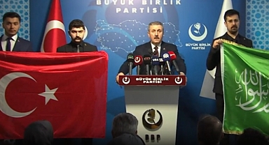 Destici: “Biz ne ay yıldızlı al bayrağımızdan ne de tevhid bayrağımızdan vazgeçeriz”