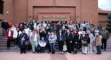 EBB Şehir Tiyatroları, ilçelerden gelen vatandaşları konuk ediyor