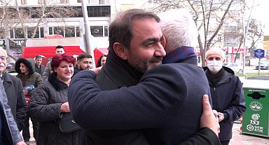 Elâzığ'da saha çalışması sırasında karşılaşan MHP ve CHP belediye başkan adayları arasında sıcak diyalog