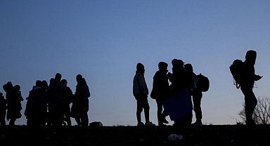 İçişleri Bakanı Yerlikaya, 121 kaçak göçmenin yakalandığını duyurdu