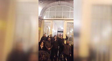 İzmir Büyükşehir Belediyesi önünde Tunç Soyer'e destek nöbeti devam ediyor... "Gerekirse sabahlayacağız ama Tunç Başkan'ın hakkı verilecek"