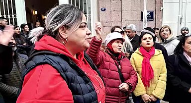İzmir Büyükşehir Belediyesi önünde, Tunç Soyer'e destek nöbeti: "Tunç Soyer'in ismi açıklanana kadar buradayız"