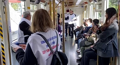 İzmir'de emekliler, maaş zamlarını metroda bildiri dağıtarak protesto etti