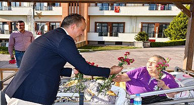 İzmir'de huzurevinde yeni yıl kutlaması